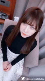 头套哥跟好兄弟4P两个年轻颜值小妹，全程露脸口交大鸡巴情趣丝袜装，轮草抽插互动狼友，淫声荡语精彩不断